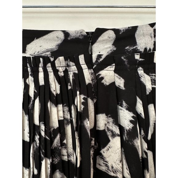 Banana Republic Pleated Mini Skirt Size 4 - Picture 7 of 7